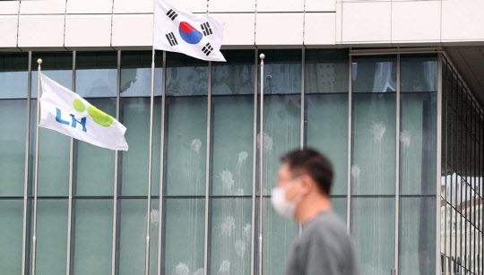 경남 진주시 충무공동 LH 본사에 최근 사회단체가 던진 계란 자국이 남아있다. <연합뉴스>